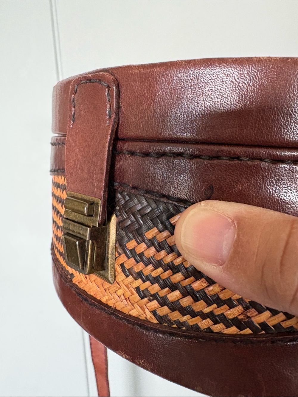 Vintage handwoven rattan and genuine leather box purse 1970s RARE FIND - Picture 5 of 13